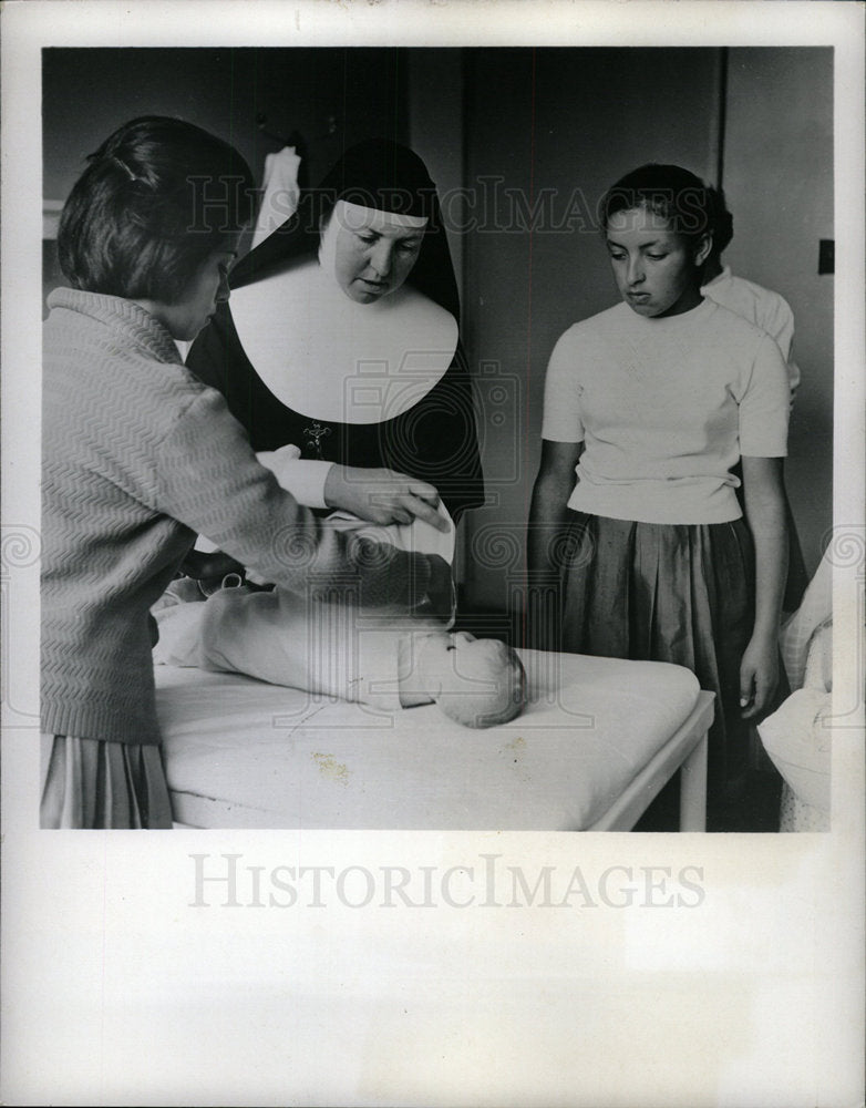 1964 Press Photo Peasant Girls Colombia Catholic Nun - Historic Images