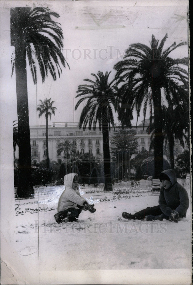 1963 Press Photo Snow Weather France Europe - Historic Images