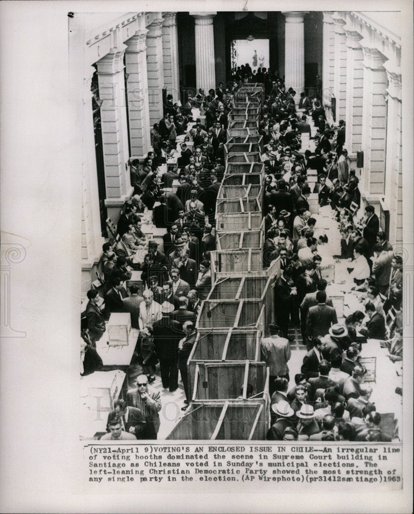 1963 Press Photo Chileans vote in Supreme Court Bldg. - Historic Images