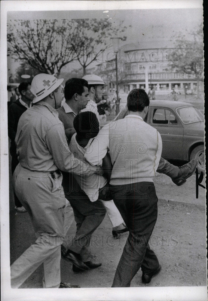 1961 Press Photo Red Cross Workers Carry Wounded Congo - Historic Images