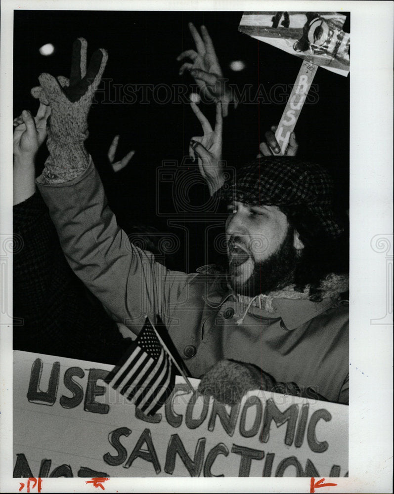 1991 Press Photo Demonstrator Anti-War Chicago Iraq - Historic Images