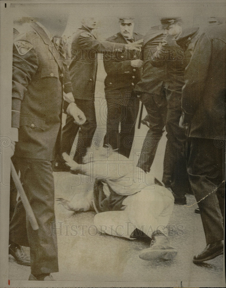 1968 Press Photo Police Office Use Clubs To End Protest - Historic Images