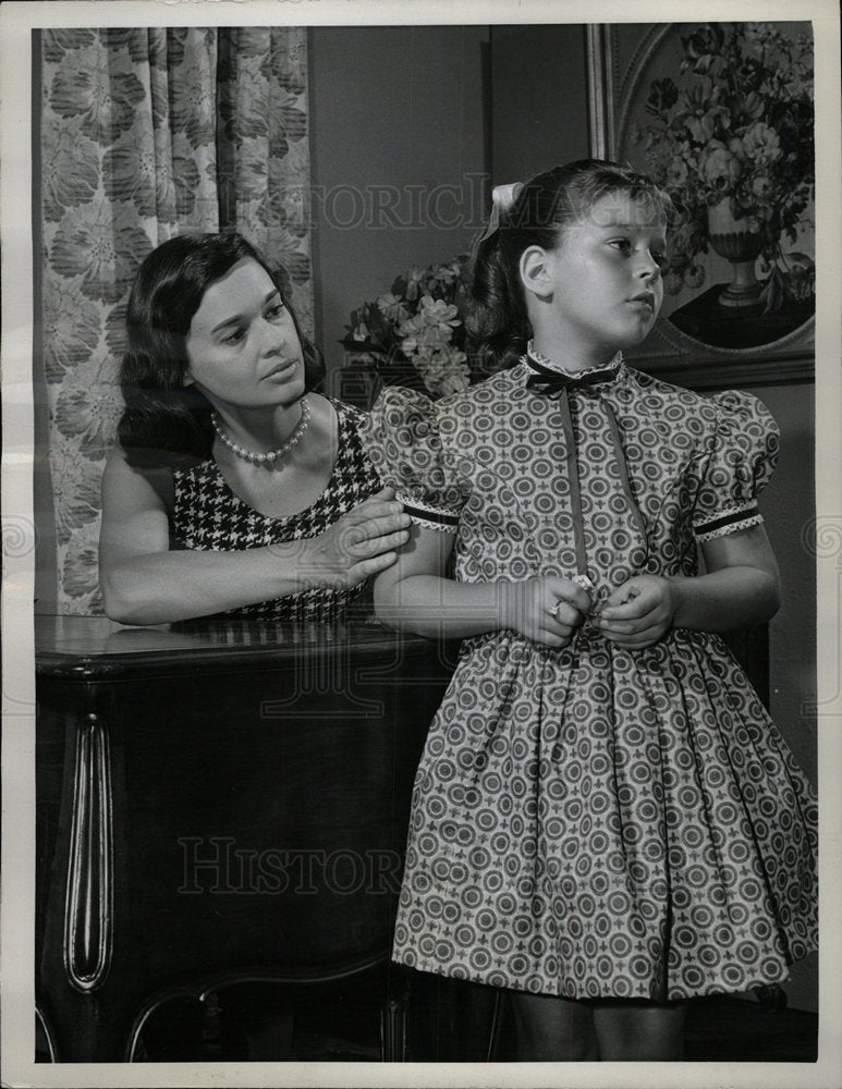 1959 Press Photo Gloria Vanderbilt Karen Lee Steel Hour - Historic Images