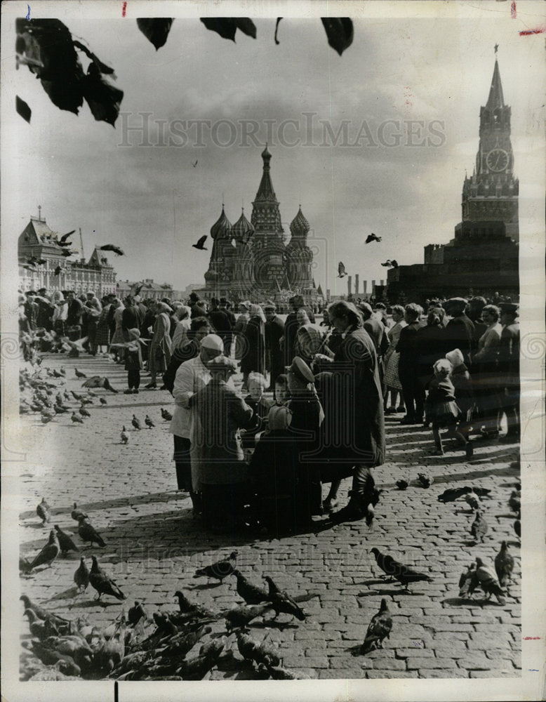 1968 Press Photo Red Square Moscow Tourists Russians - Historic Images