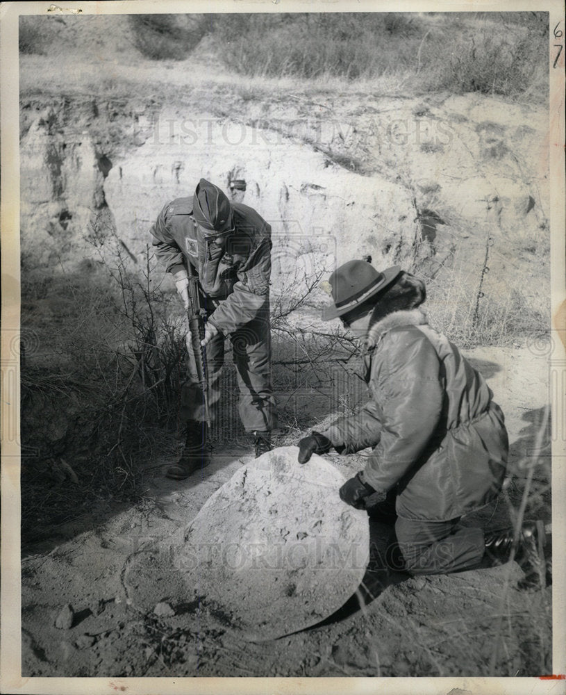 1966 Press Photo Instructor and student examine target - Historic Images