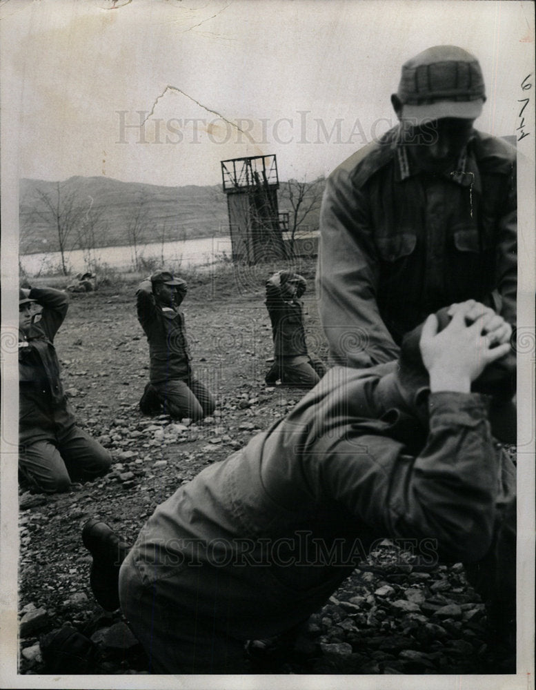 1965 Press Photo US Army Training/Soldiers/Prison Camp - Historic Images