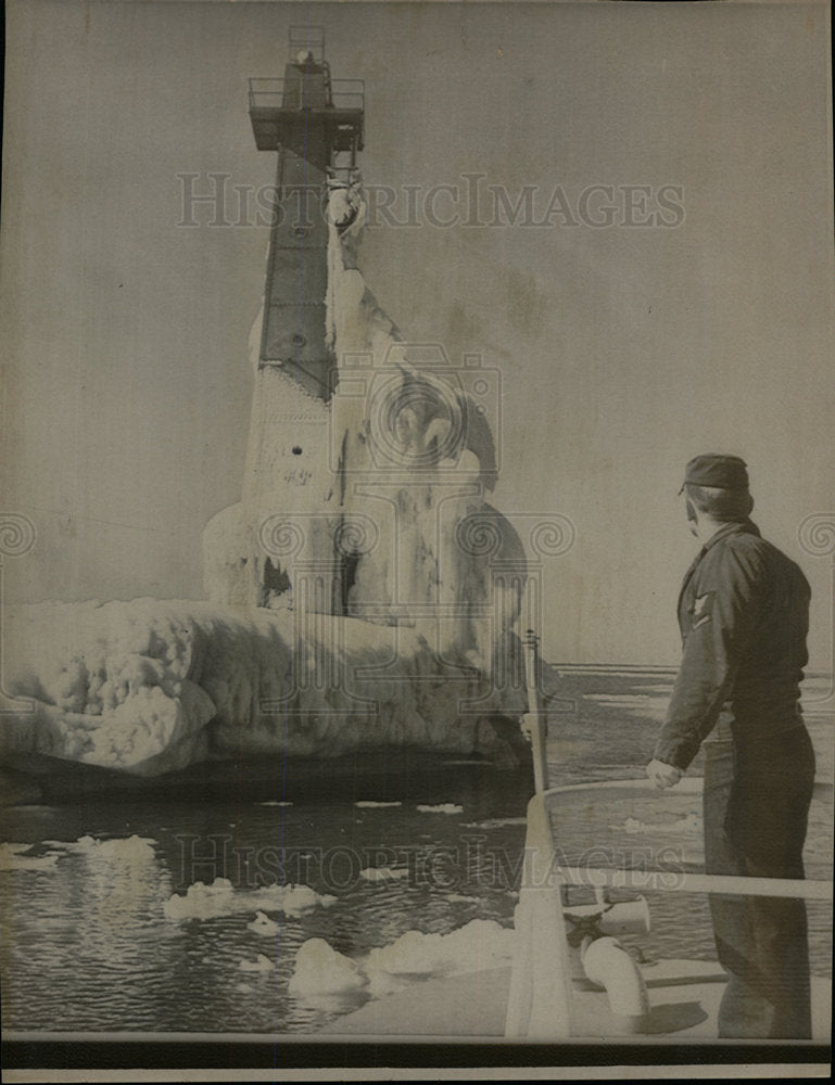 1968 Press Photo Navigational Light Covered with Ice - Historic Images