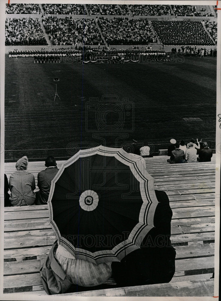 1965 Press Photo A Couple Sits Under An Umbrella - Historic Images