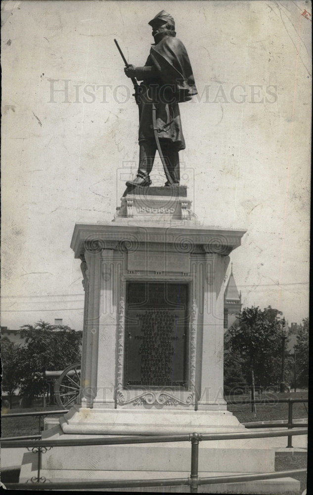 Press Photo Old Courthouse Soldier&#39;s Monument - Historic Images