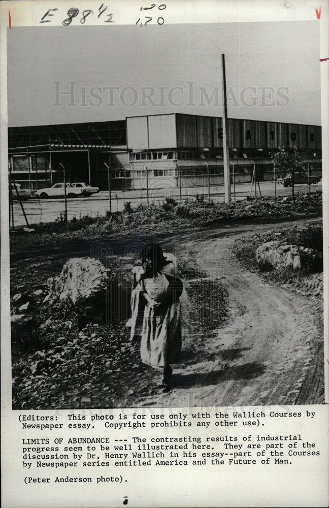 1973 Press Photo American Poverty/Dr. Henry Wallich - Historic Images