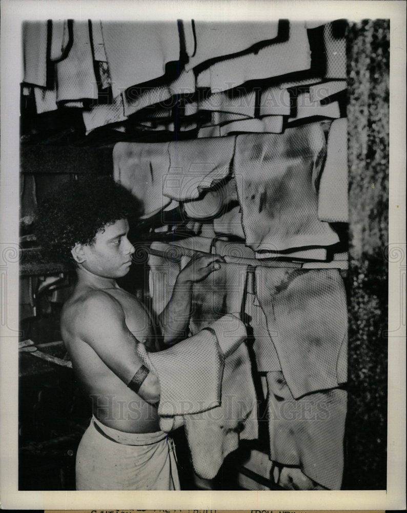 1944 Press Photo Papuan Native Laborer Rubber - Historic Images