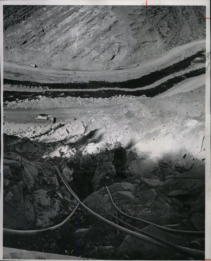 1985 Press Photo WORKMEN SCALE CANYON WALL AT RUDY DAM - Historic Images