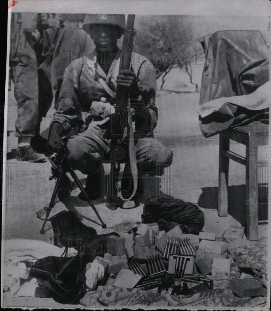 1964 Press Photo Armed Somalia Soldier Mogadishu Africa - Historic Images