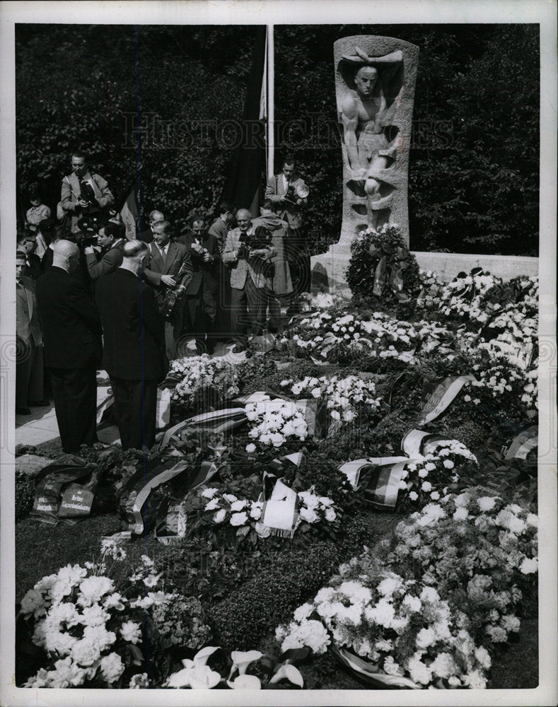 1956 Press Photo Memorial/Anti-Communist Revolt/Berlin - Historic Images