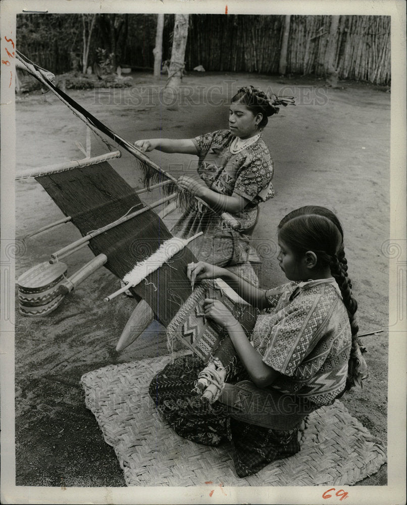 1955 Press Photo Guatemalan Women Weaving Family Looms - Historic Images