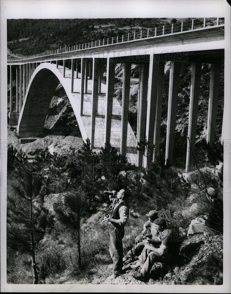 1956 Press Photo Workers Break Highway Genoa Savona - Historic Images