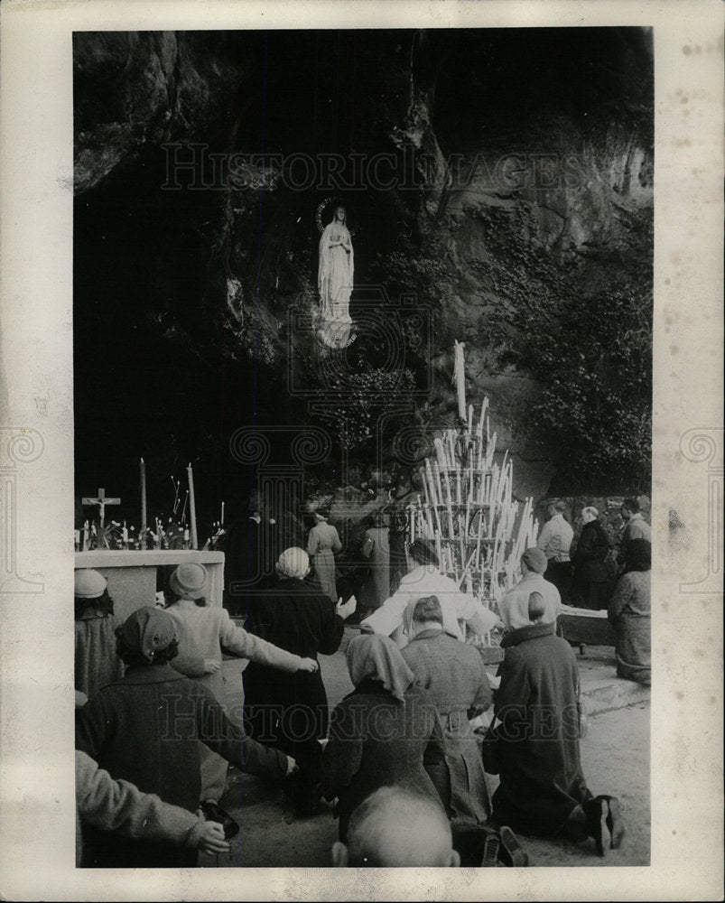 1958 Press Photo Pilgrims Grotto Lourdes Candles Shrine - Historic Images