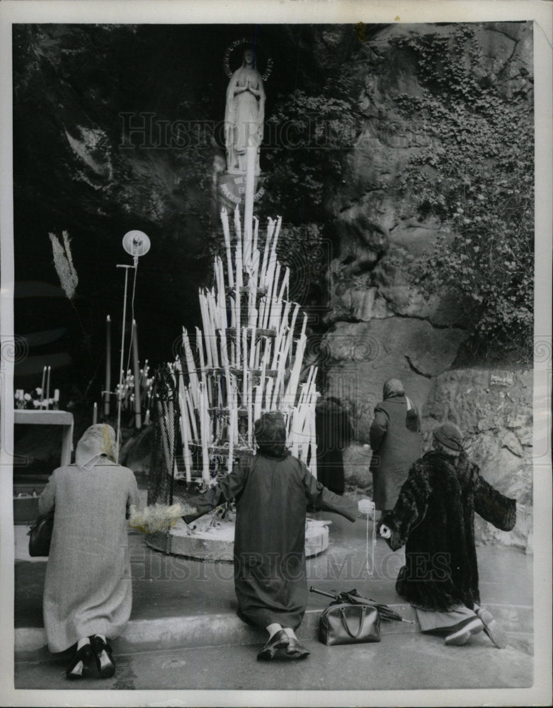 1958 Press Photo Grotto at Lourdes, France - Historic Images