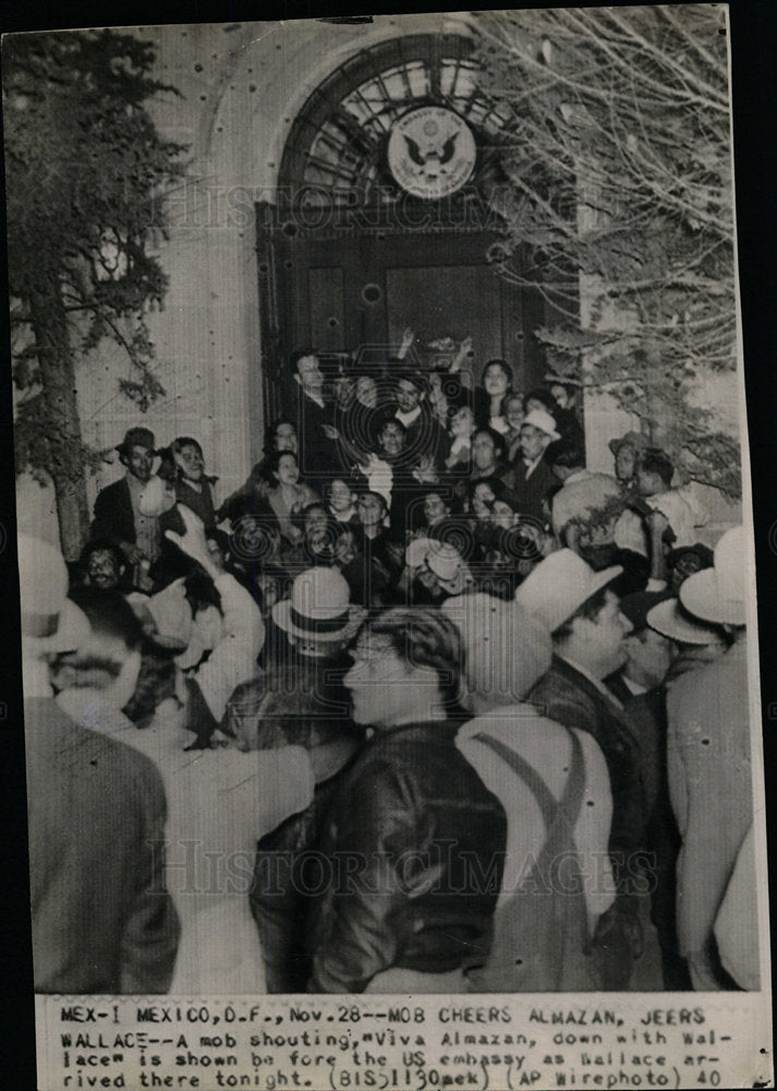 1940 Press Photo Mob Cheer Amazan Jeers Wallace Viva - Historic Images