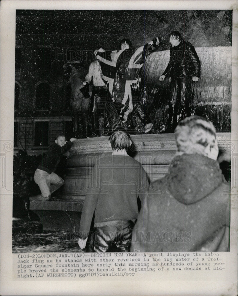 1970 Press Photo British Trafalgar Square fountain flag - Historic Images