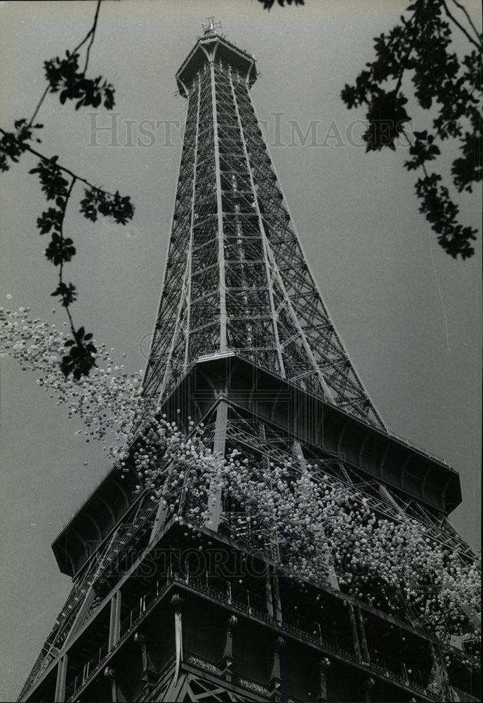 1989 Press Photo Eiffel Tower balloons Centenary Paris - Historic Images