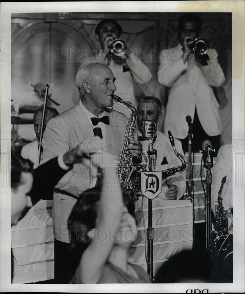 1975 Press Photo Wayne King Orchestra Leader Waltz Save - Historic Images