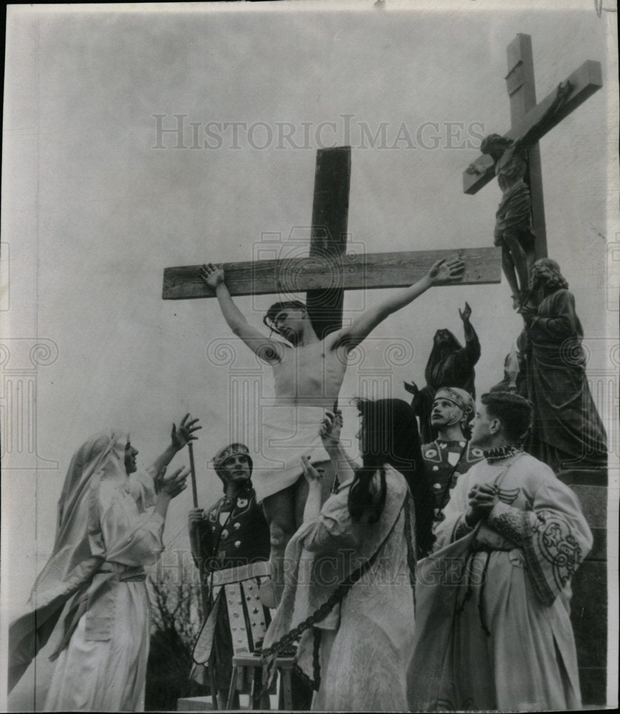 1955 Press Photo Students Reenact Christ&#39;s Crucifixion - Historic Images