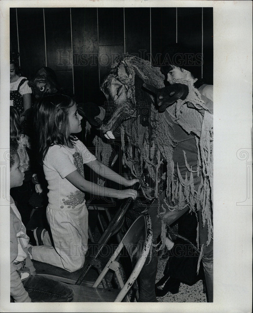 1977 Press Photo Class Menagerie Pearless Lisea Lyon Pl - Historic Images