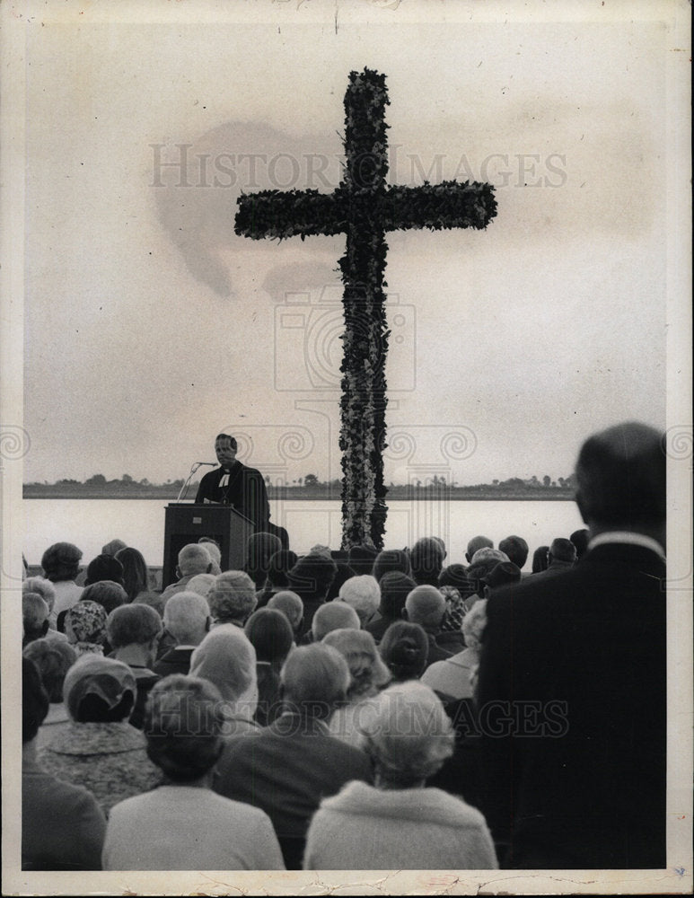 1974 Press Photo Church Sunrise Service Year Past Easte - Historic Images