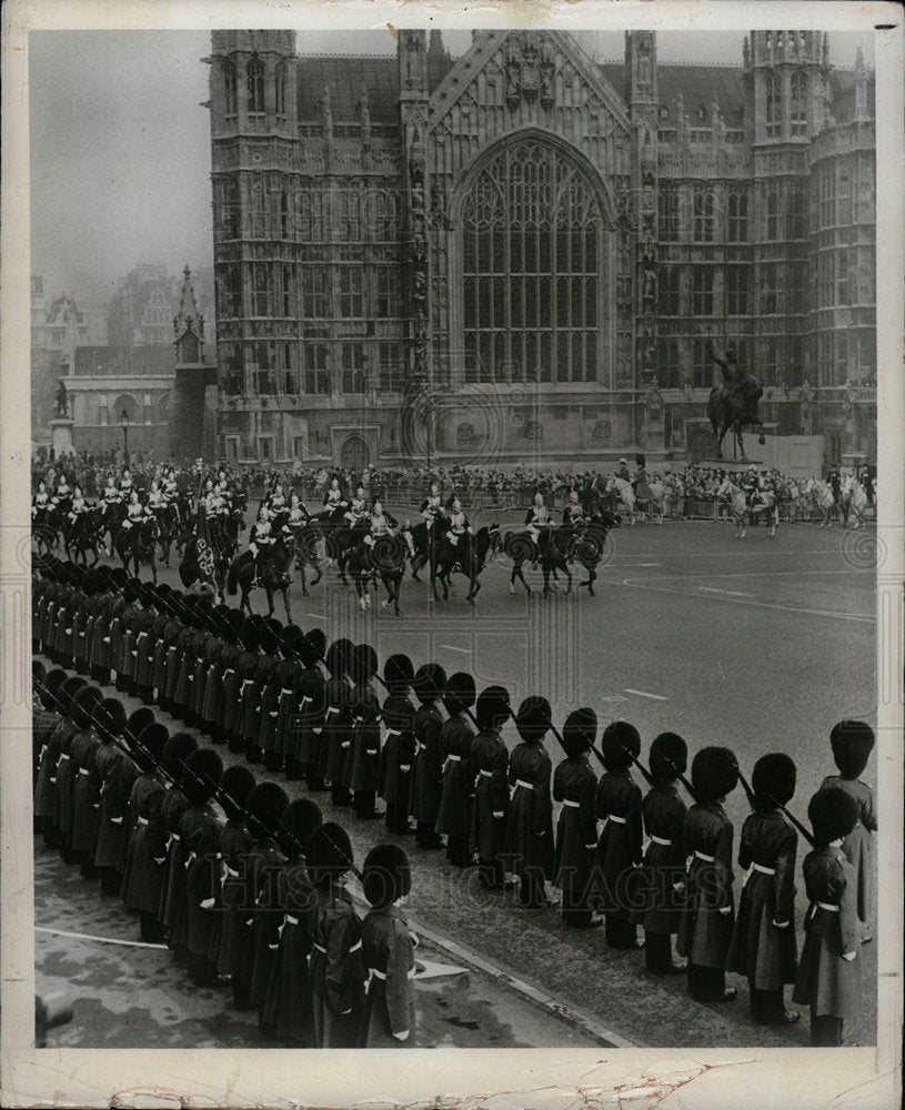 1981 Press Photo Queen Elizabeth Cortege Old Palace - Historic Images