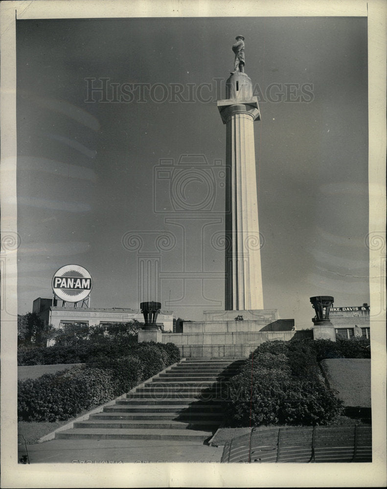 1945 Press Photo Robert Lee monument Lee Circle - Historic Images