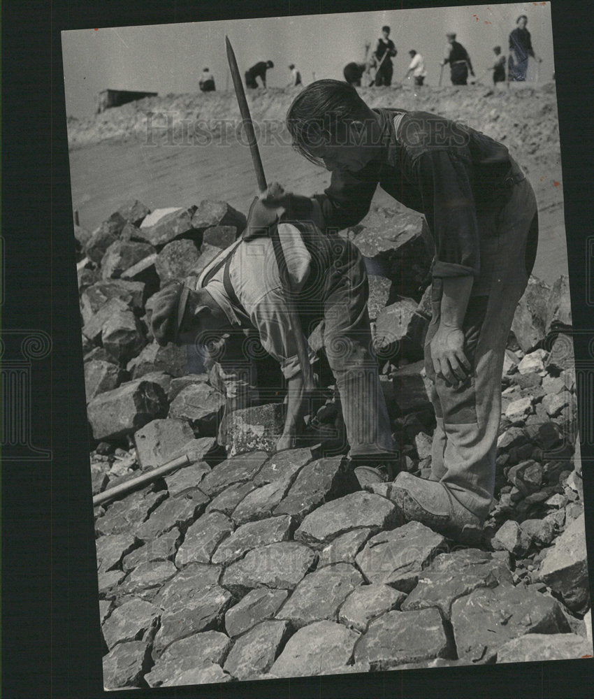 1957 Press Photo Workmen Place Rocks Slopes Dike Sea - Historic Images