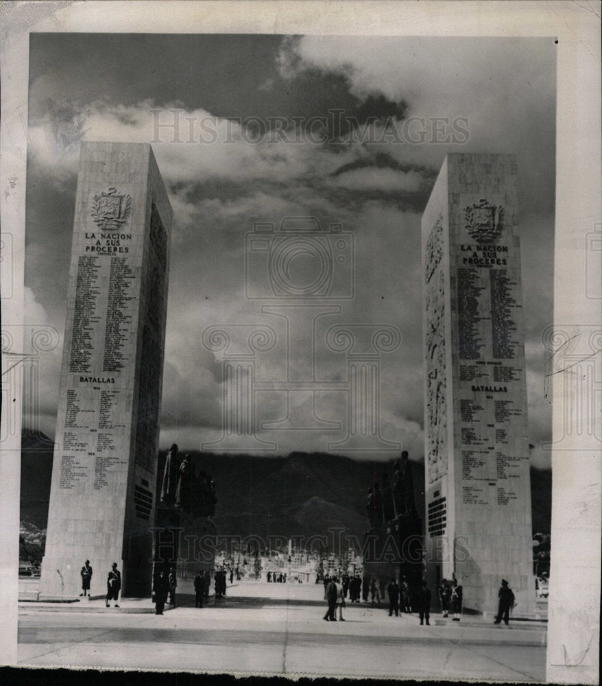 1957 Press Photo The 100 foot high towers Venezuela - Historic Images