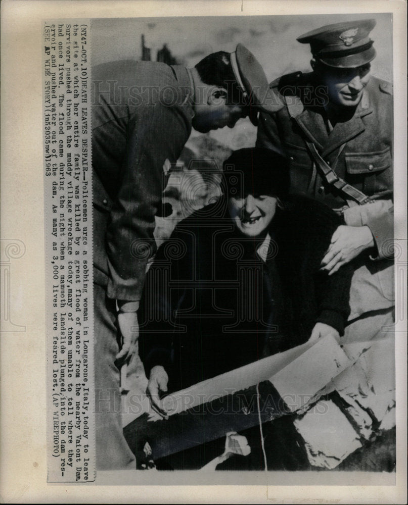 1963 Press Photo Policemen Longarone flood Vaiont Dam - Historic Images