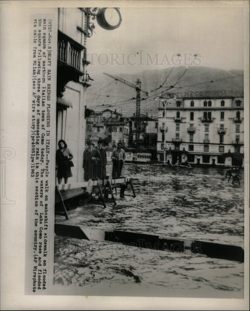 1963 Press Photo People flooded Italian town Como - Historic Images