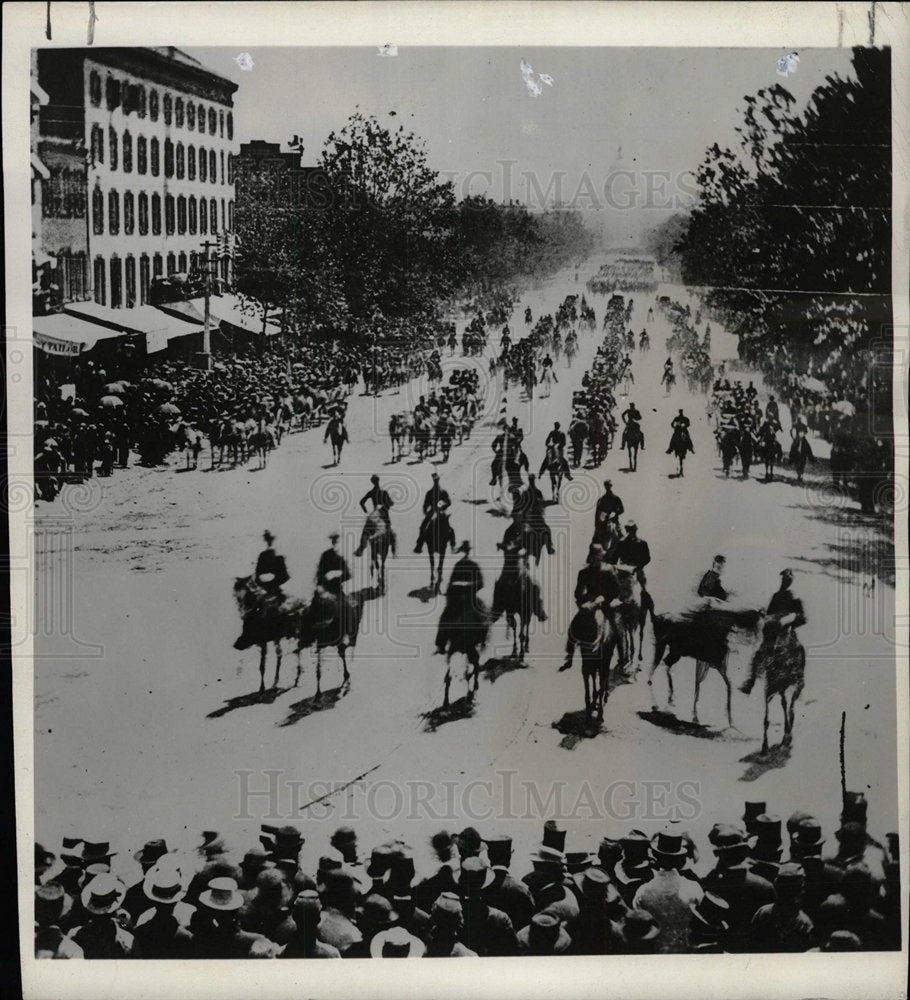 1961 Press Photo Victorious union army marching - Historic Images