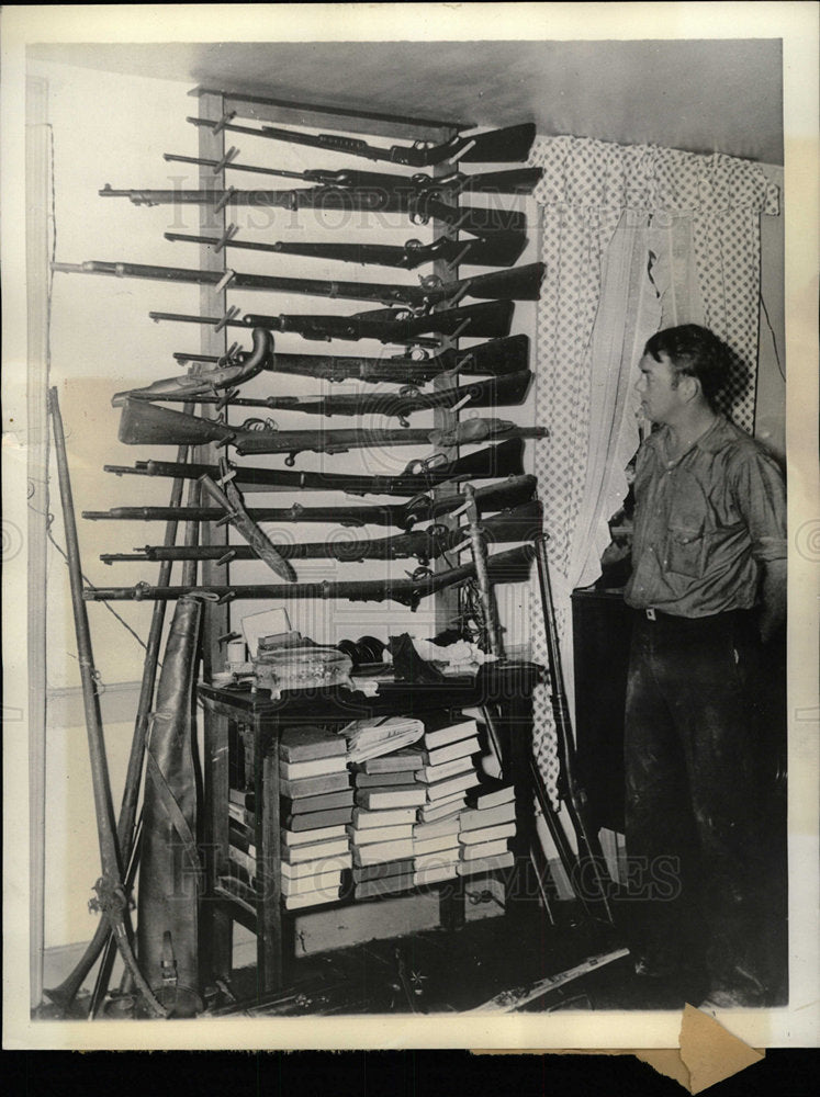 1935 Press Photo H H Rogers Rifles Hunting Equipment - Historic Images