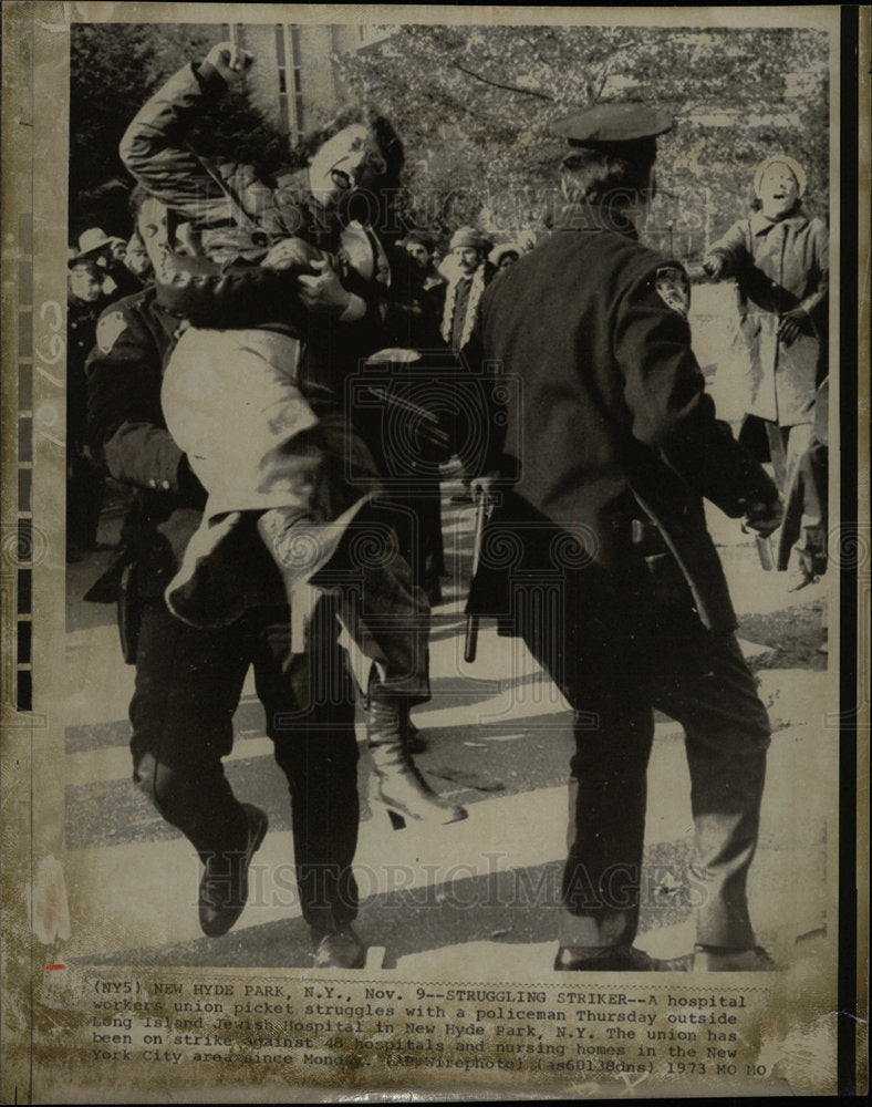 1973 Press Photo Hospital Union Picket Struggles Police - Historic Images