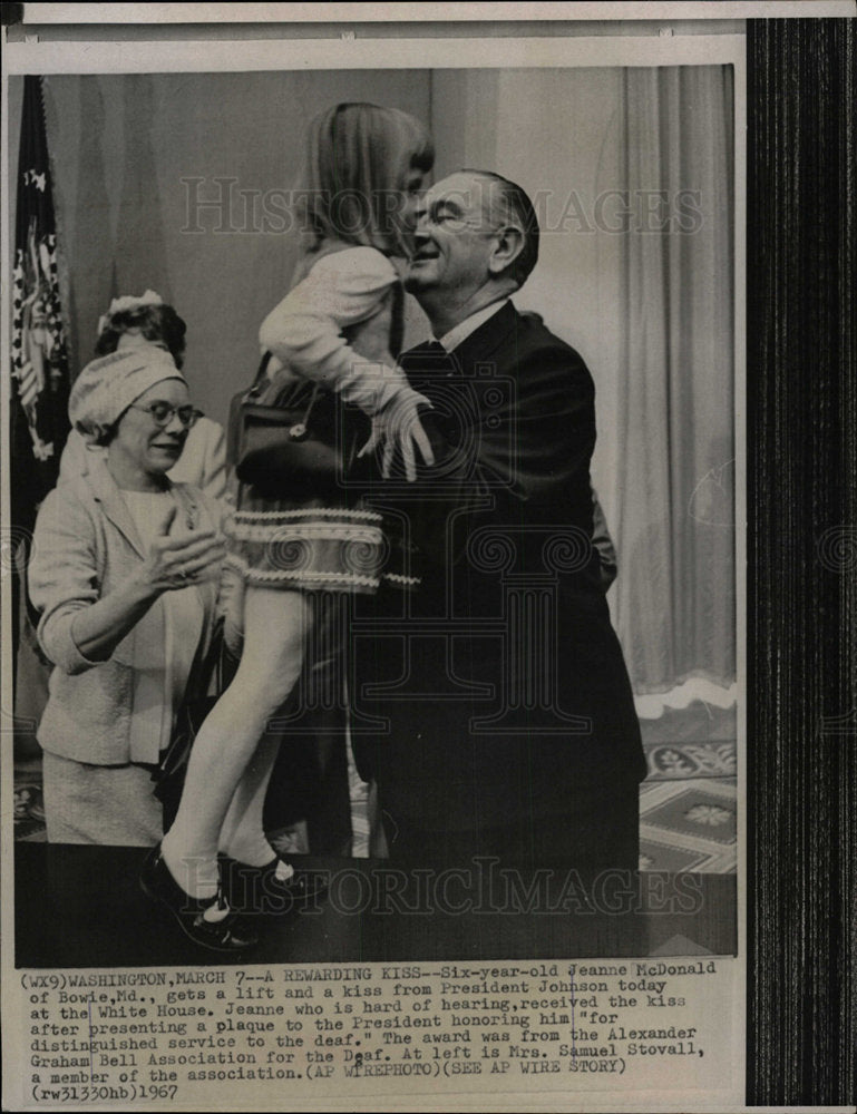 1967 Press Photo A Deaf Girl Gets Kiss from President. - Historic Images