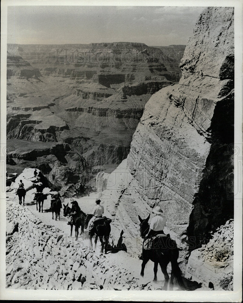 1966 Press Photo Grand Canyon Visitors Chicago - Historic Images