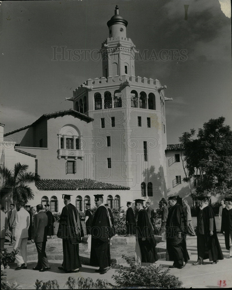 Press Photo Graduates Stetson University Law Building - Historic Images