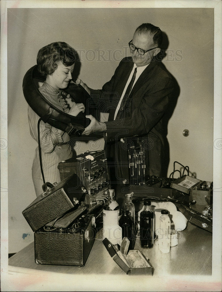 1961 Press Photo Magnetizes Blood Medicine Quacks - Historic Images