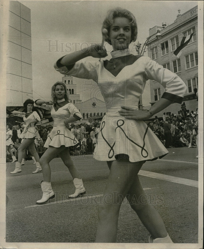 1962 Press Photo Cheer Girls American Ceremonies Mich - Historic Images