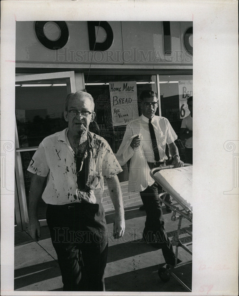 1966 Press Photo Picture of a man struck by a robbery. - Historic Images