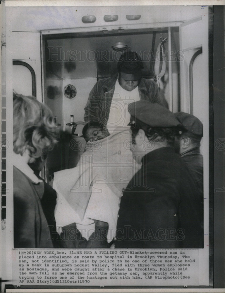 1970 Press Photo Robbery Falling Out Brooklyn Hospital - Historic Images