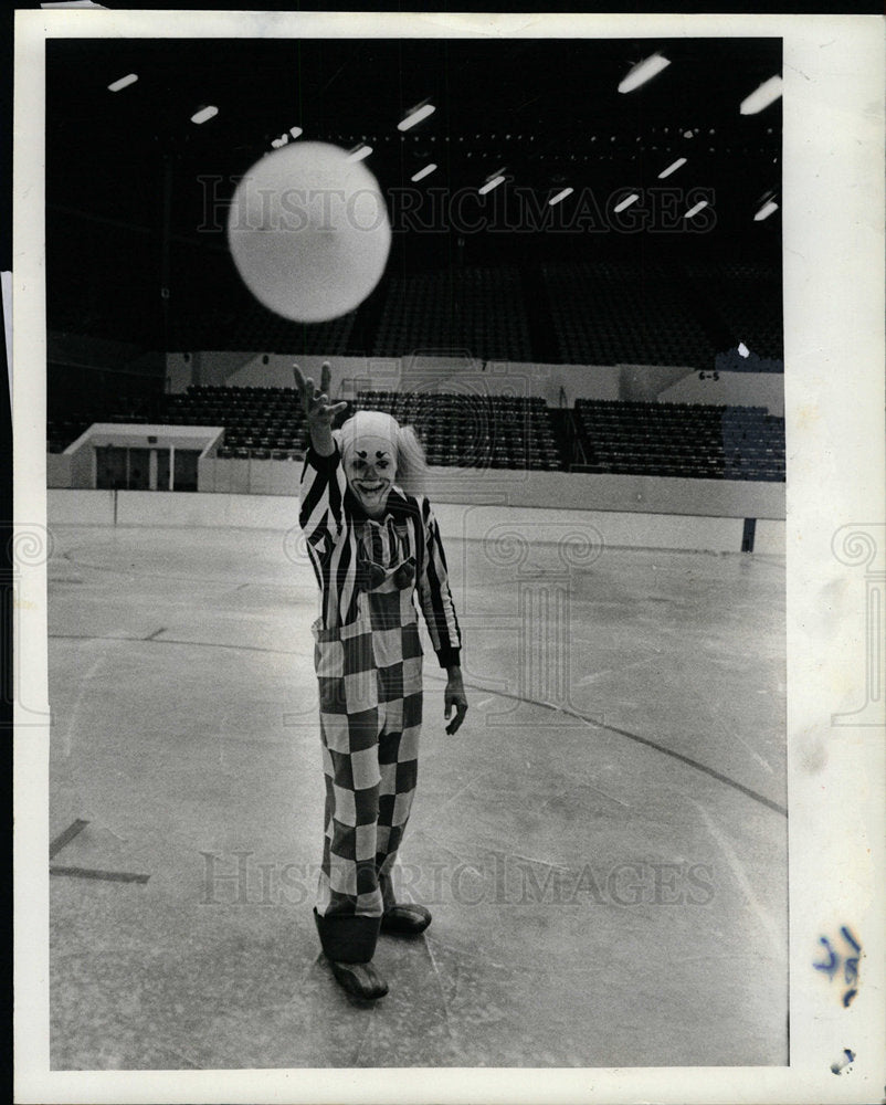 1980 Press Photo Bart Landenburger Clown Artist Chicago - Historic Images