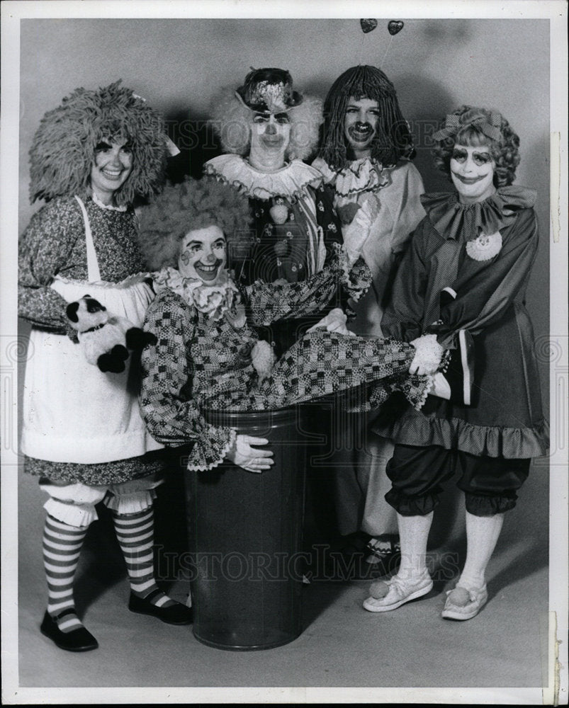 1982 Press Photo Beta Borus Clowns Circus Clowns Mich - Historic Images