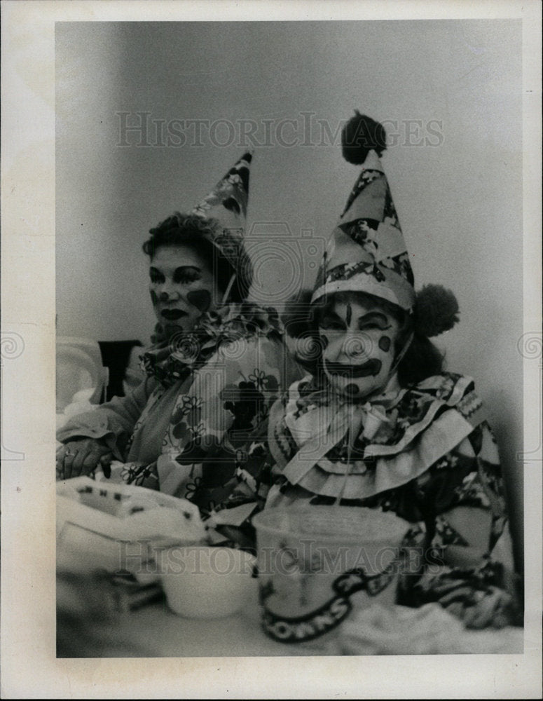 1978 Press Photo clowns are helping others happy face - Historic Images