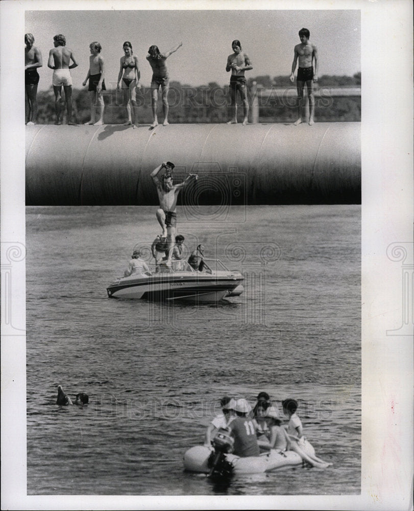 1983 Press Photo Lake Tarpon canal jumping officials - Historic Images