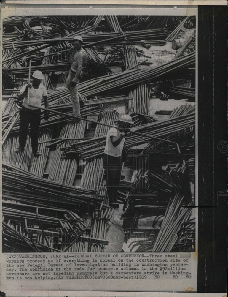 1969 Press Photo Black Workers Construction - Historic Images